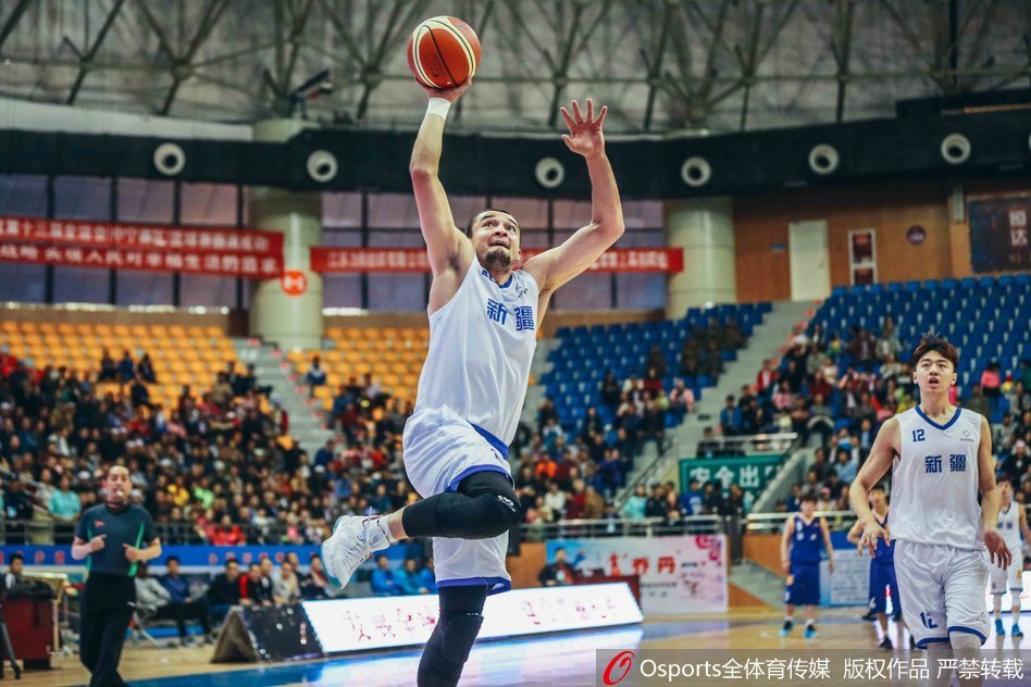 新疆队悍将西热力江如猎豹般迅疾穿越防线，在辽宁队长人阵中果敢上篮