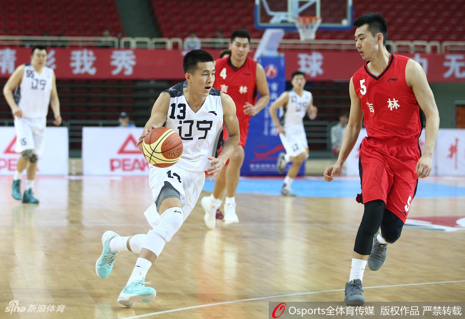 团队一心,辽宁众将围在一起怒吼庆祝,汗水与激情交织,这一刻他们不仅是队友更是并肩的兄弟。