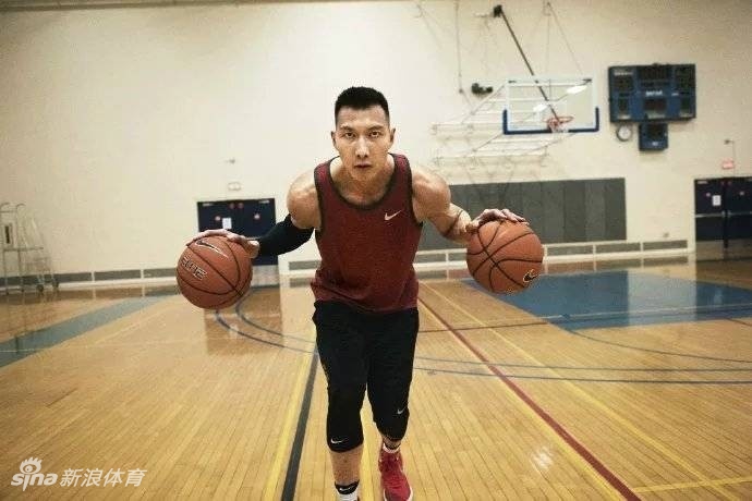 易建联在特训中全神贯注地运球推进，眼神凌厉，仿佛在穿越防守严密的赛场。
