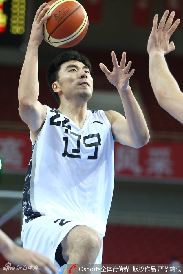 魔兽归来,李晓旭在吉林内线群中旱地拔葱,用标志性的二次进攻将球补进篮筐,霸气尽显。
