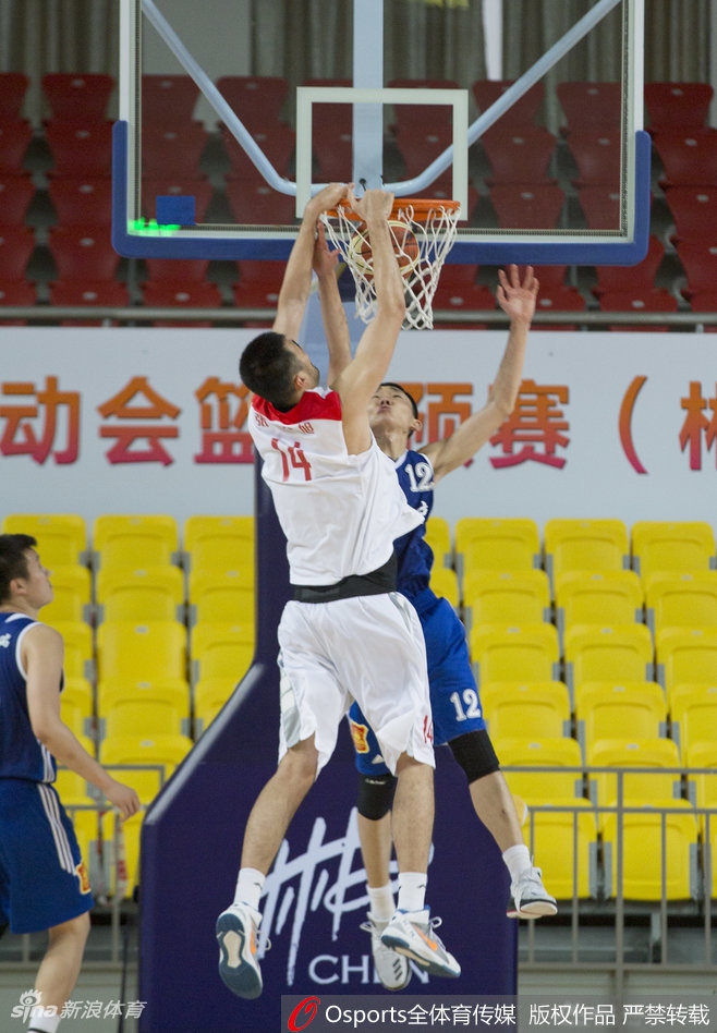 方硕加速突破，眼神坚毅，他的每一次运球都牵动着防守球员的神经。