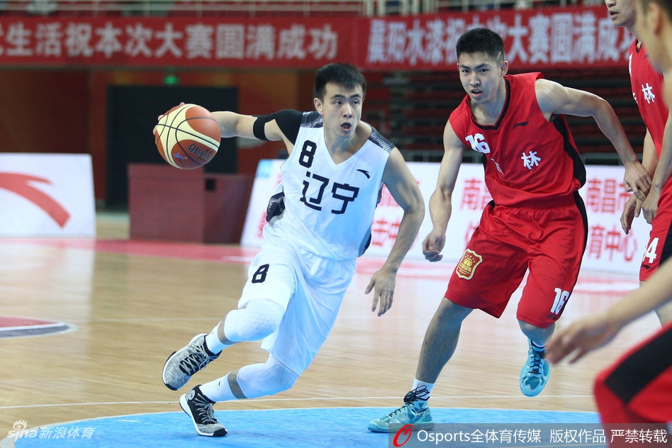 灵巧如电,赵继伟面对吉林防守球员,一个变向加速撕裂防线,直杀篮下无人可挡。