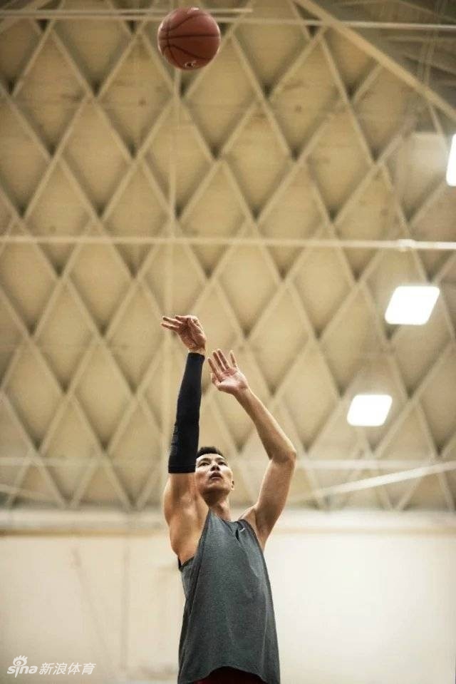 易建联高高跃起，在空中完成标准的投篮姿势，出手点极高，令对手难以封盖。