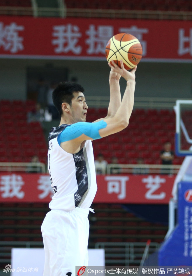 风驰电掣,郭艾伦推进反击如脚踏筋斗云,一马当先甩开所有追防者,眼中满是篮筐。