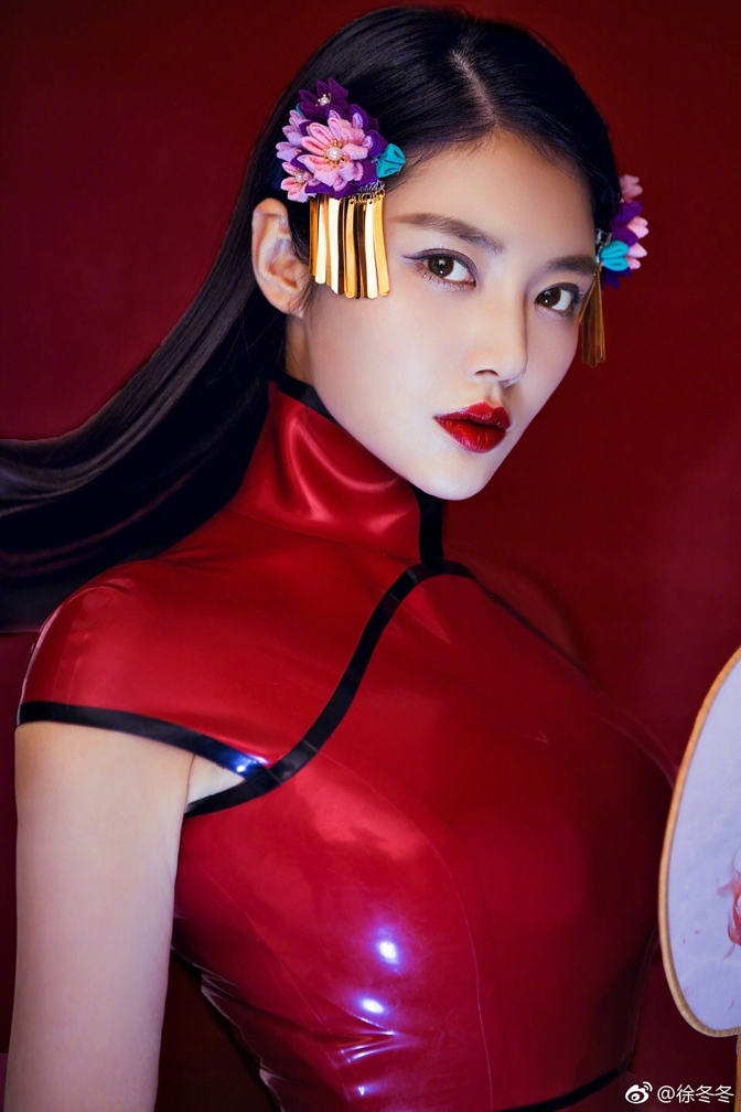 暖黄灯光下，徐冬冬身穿简约白色吊带，长发慵懒地垂落，神情恬静柔和，展现出大嫂私下不设防的小女人一面。