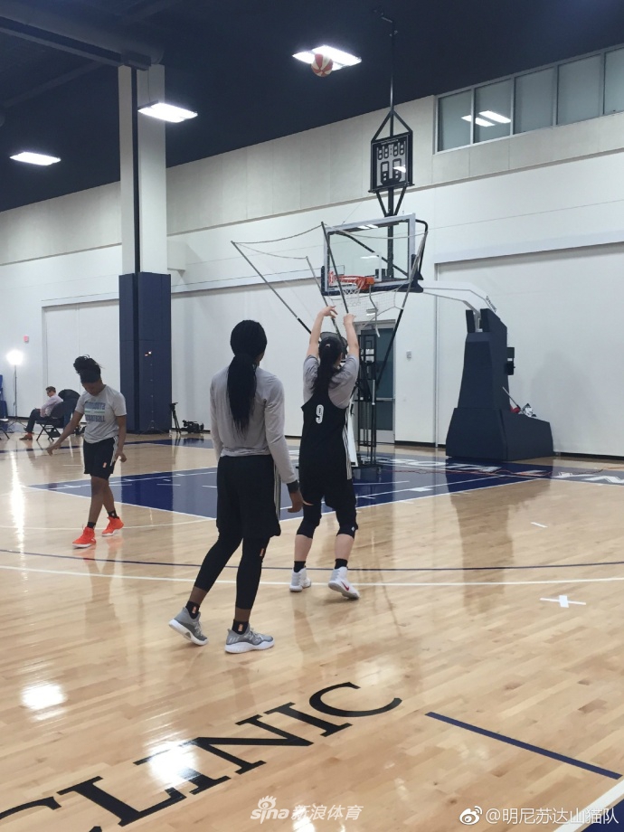 山猫队媒体日上，邵婷与队友们亲密地靠在一起，面对镜头开怀大笑，这一刻，国籍与语言的界限消失了，只剩下篮球带来的纯粹的快乐与姐妹般的情谊。