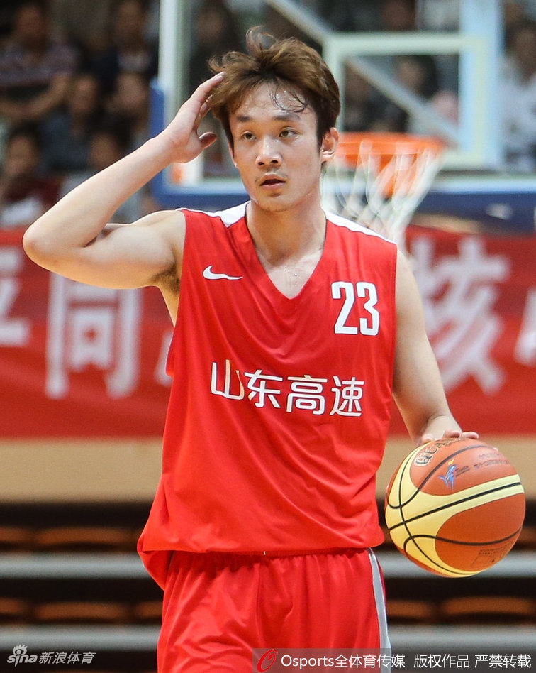 湖北队与山东队在篮下激烈卡位，数只手同时伸向空中的篮球，拼抢几乎白热化