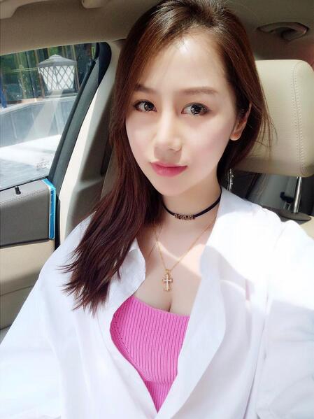 陈露产后身穿黑色修身连衣裙，面带温柔微笑，产后身材纤细高挑，气质优雅迷人