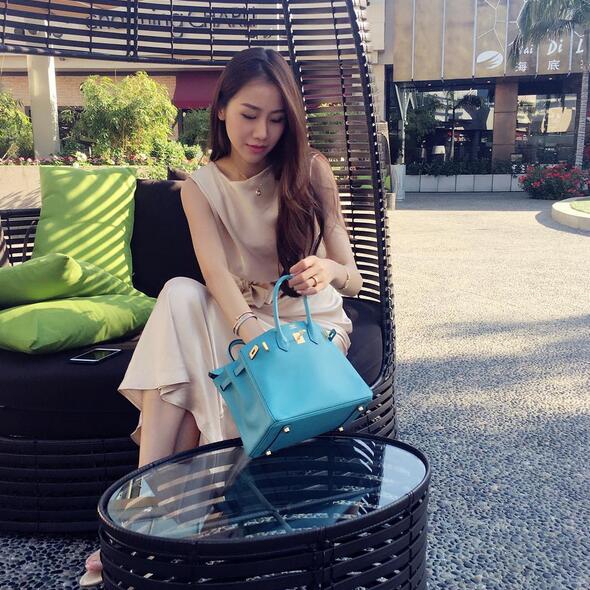 陈露穿着休闲牛仔外套搭配短裙，秀出一双笔直修长的美腿，整体造型时尚靓丽