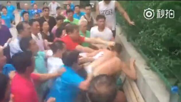 公园管理方在篮球场大门上挂上了锁,并张贴了暂停开放的通告,冰冷的铁锁暂时锁住了冲突,也锁住了双方的运动热情。