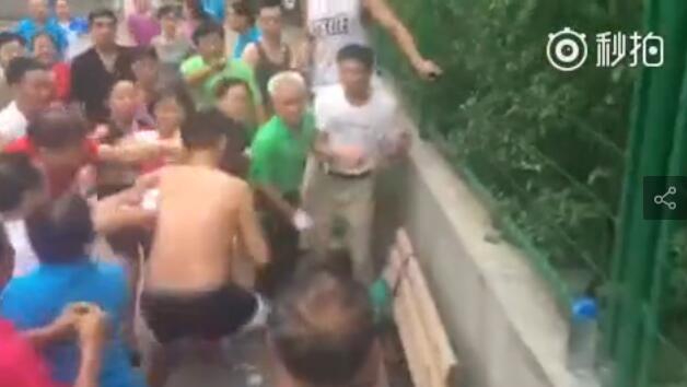 新开辟的广场舞场地略显局促,地面也并非十分平整,几位大妈站在场边,脸上露出不满与失落的神情,眺望着远处熟悉的篮球场。