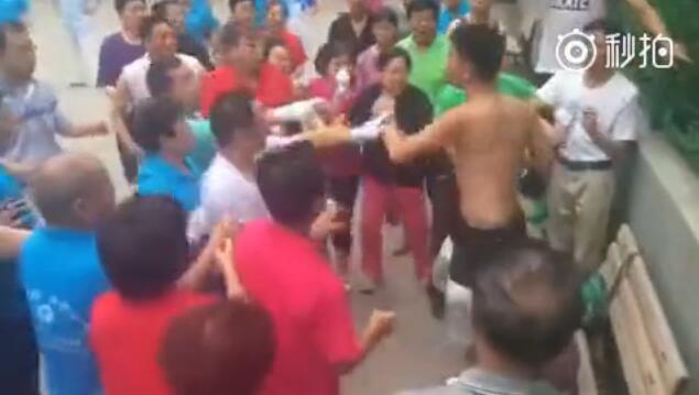 夜幕下,空旷的篮球场被暂时封闭,场内空无一人,唯有灯光孤零零地照着地面,仿佛在等待着双方回归理性后的握手言和。