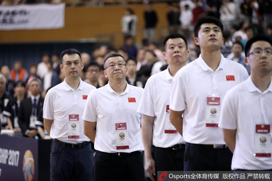 中国国奥男篮首发五虎赛前击掌，眼神中燃烧着对胜利的渴望，青春的气息在球馆内弥漫。