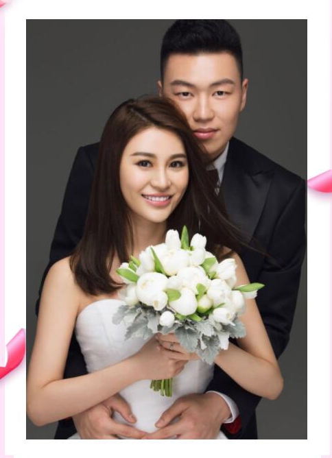 幸福满溢的互动瞬间，李根轻揽妻子腰肢，王星洋则依靠在丈夫坚实的臂膀上，画面定格了这一刻的岁月静好。