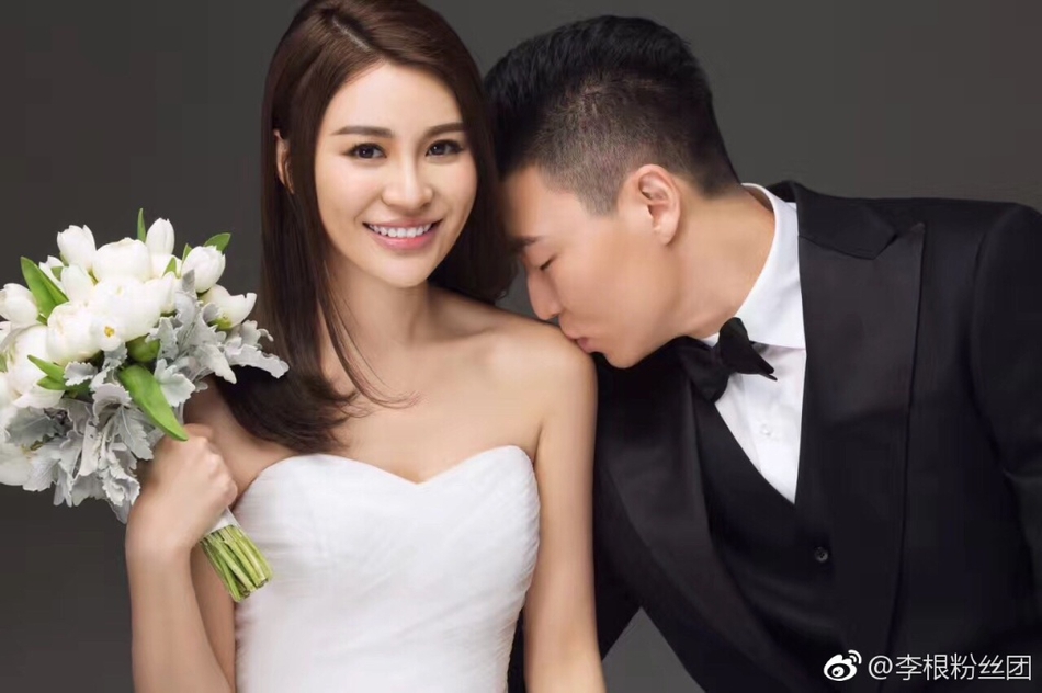 李根和妻子穿国家队球衣拍婚纱照