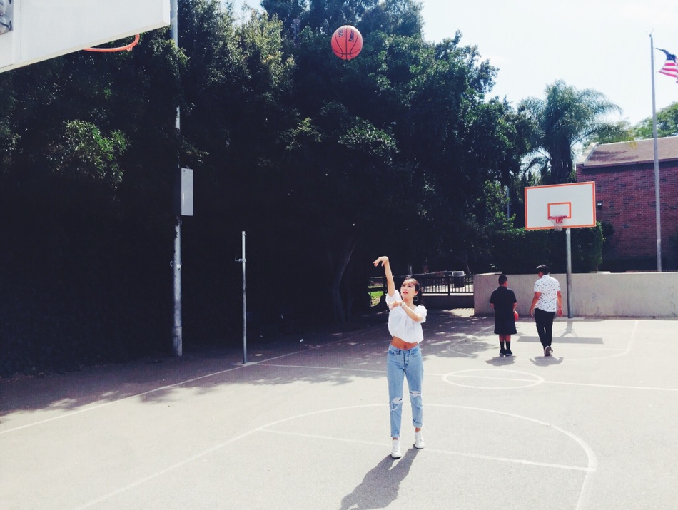 周玲安身穿白色一字肩上衣,秀出迷人锁骨和香肩,笑容甜美动人,在室内柔光下更显温婉大气,凸显其精致的五官和出众的颜值。