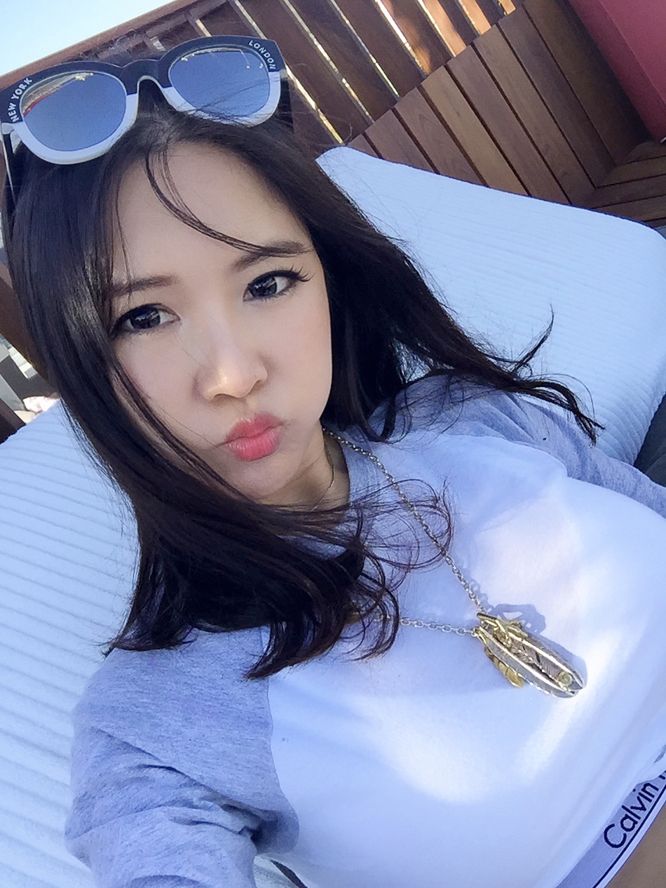 周玲安身穿条纹休闲装,在球场背景下笑容灿烂,亲和力十足,展现出她不同于主持时的轻松活泼一面,仿佛邻家大姐姐般温暖。