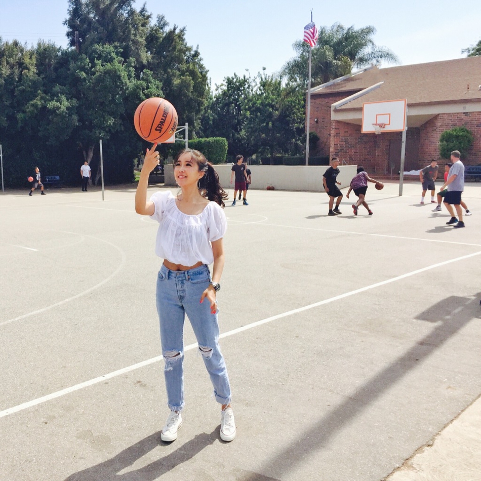 周玲安身穿深色修身连衣裙,侧身回眸,身姿曼妙,眼神坚定而深邃,背景虚化处理更突显其作为主持人的强大气场和优雅气质。