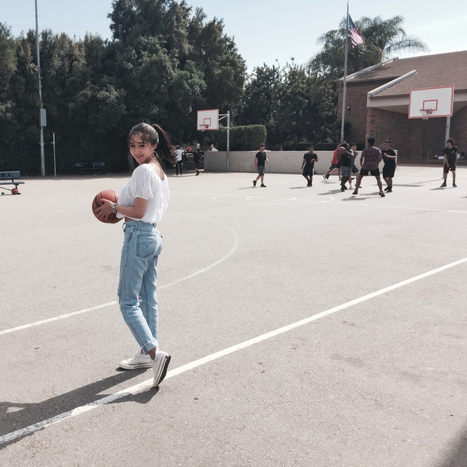 周玲安身穿亮片短裙搭配牛仔外套,时尚感爆棚,修长美腿十分吸睛,展现出她驾驭不同风格的强大气场,既有明星范儿又不失亲和。