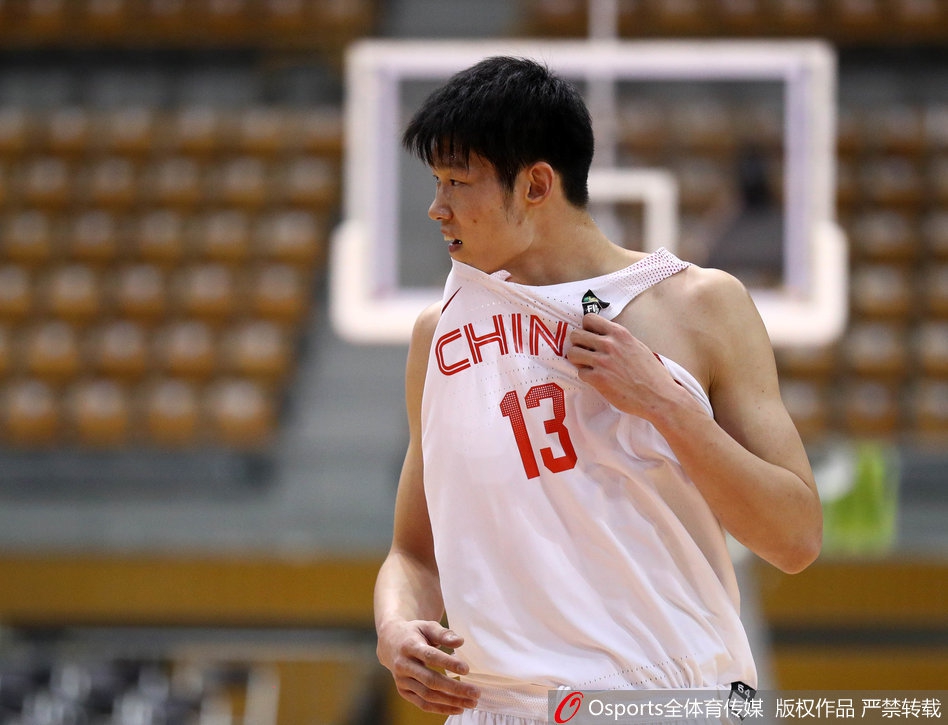 胡金秋在两名日本球员的包夹缝隙中，奋力将球举过头顶，他咬着牙，脸上写满了不甘与渴望得分的神情。