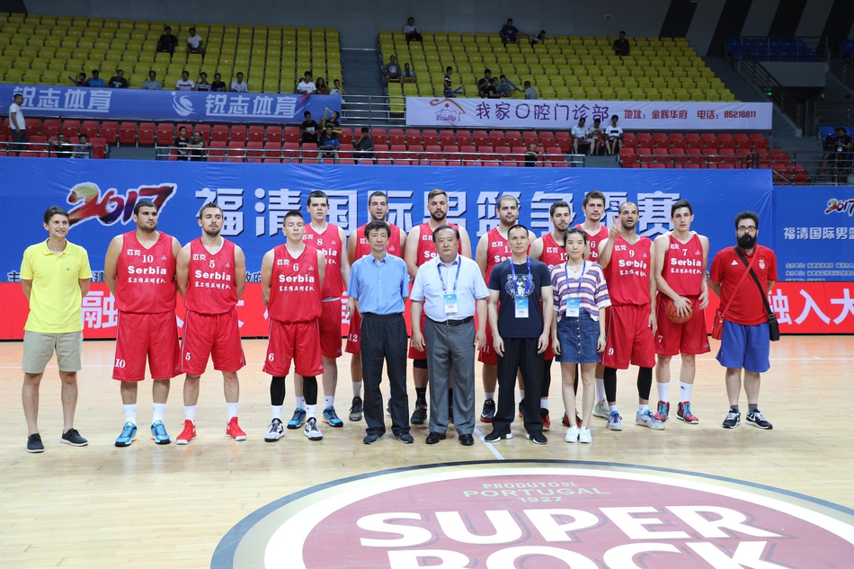 美国队后卫丹沃克在塞尔维亚人的严密防守下强行突破,他单枪匹马撕开防线砍下全场最高的24分