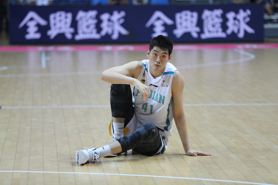 福建队球员在美国队员的严密防守下依然冷静出手,篮球划过一道优美的弧线飞向篮筐。