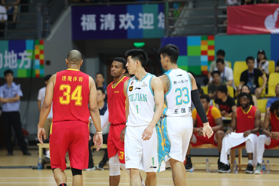 赛后,福建队的球员们围成一圈,互相击掌鼓励,笑容洋溢在每个人的脸上,他们身后的记分牌显示着96:89的最终比分。