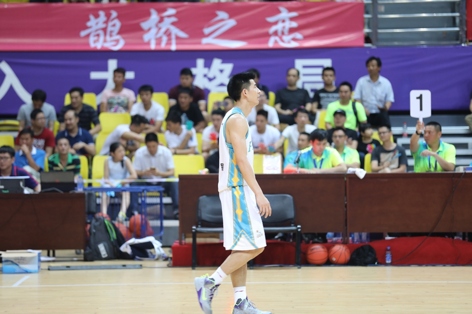 黄毅超在三分线外果断起跳,出手瞬间手腕轻轻一抖,篮球旋转着飞向篮筐,他的脸上写满了自信与坚决。