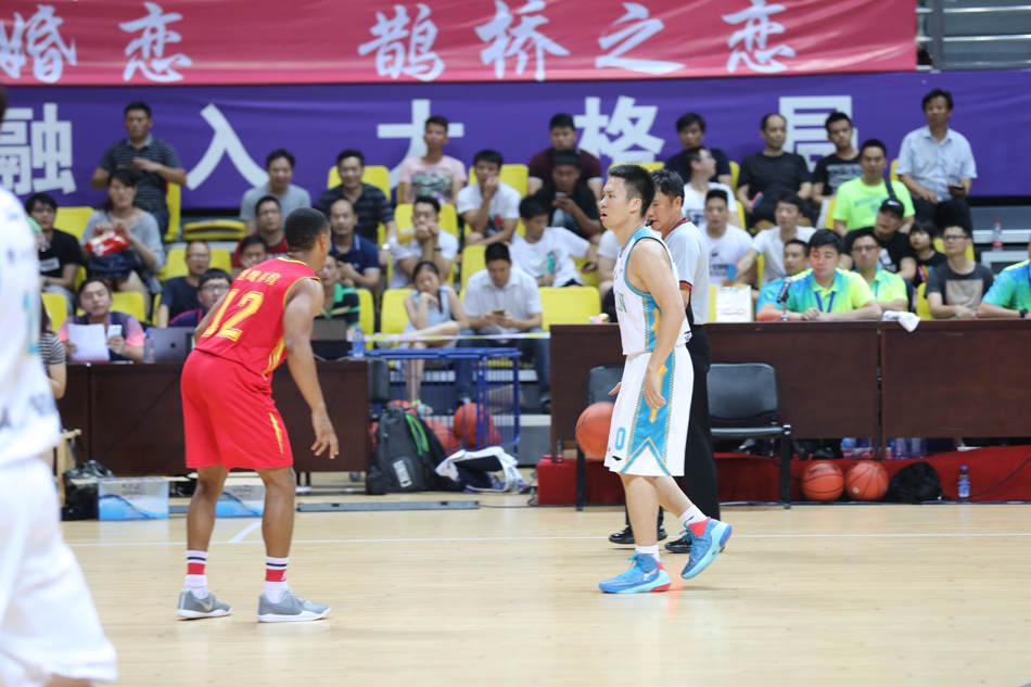 孙喆在对方内线群中高高跃起,如飞鹰扑食般将篮板球稳稳收入囊中,他的长臂在人群中显得格外醒目。