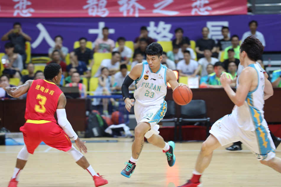 赵泰隆高高跃起,在空中与对方发生身体对抗后失去平衡,但他依然凭借强大的腰腹力量将球送进篮筐,裁判哨响,进球有效还要加罚!