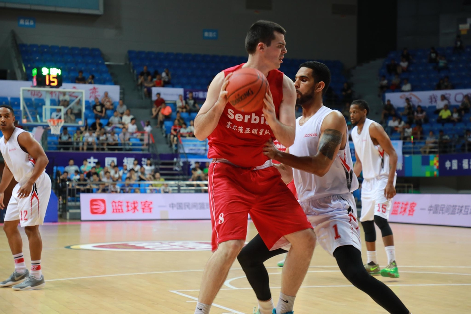 美国队约翰逊在最后时刻急停跳投,篮球划过一道完美的弧线空心入网,这一球为美国队奠定了胜局