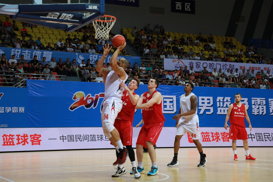 塞尔维亚核心武科维奇此役手感滚烫,他一次次在三分线外百步穿杨,全场轰下22分让美国队的防线顾此失彼