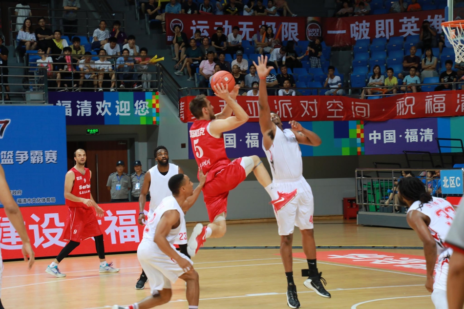 末节决战时刻,双方球员在篮下展开惨烈的肉搏,每一个篮板球都引发了多人争抢,肌肉碰撞声清晰可闻