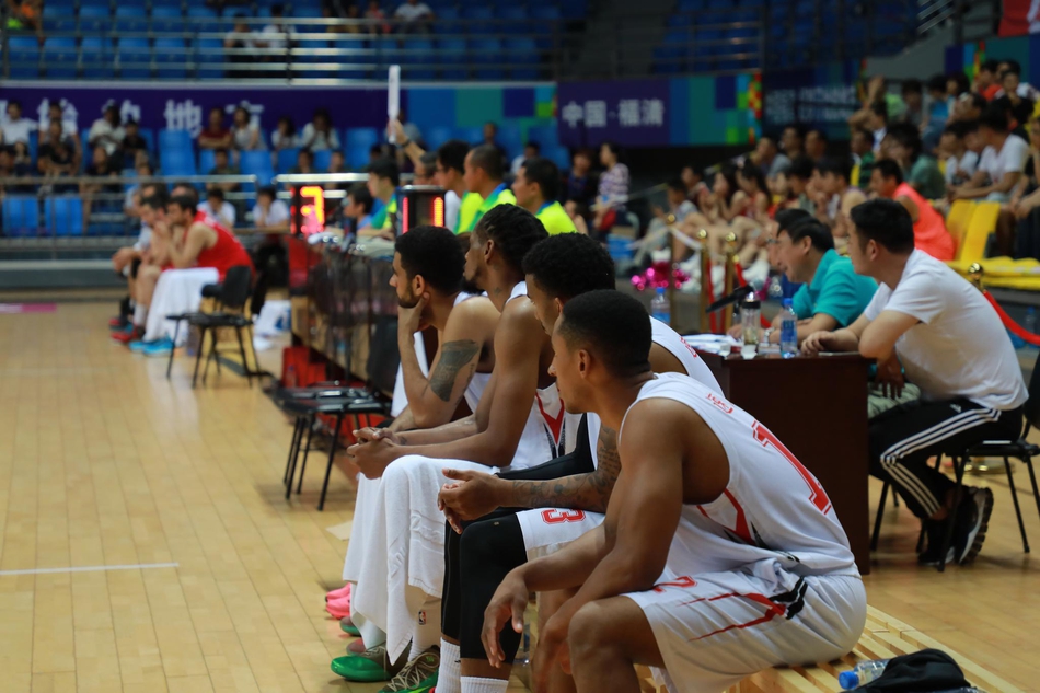 迈克尔安德森高高跃起,以一记势大力沉的双手隔扣震惊四座,这一球成为了美国队吹响反击号角的转折点