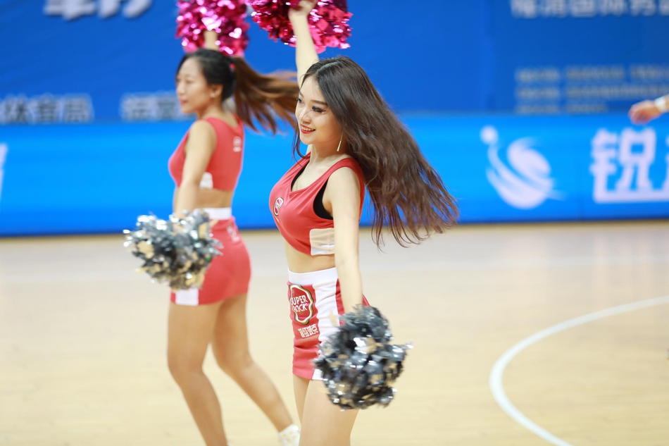 黄毅超外线出手三分，皮球在空中划出完美弧线，那一刻整个体育馆都屏住了呼吸。