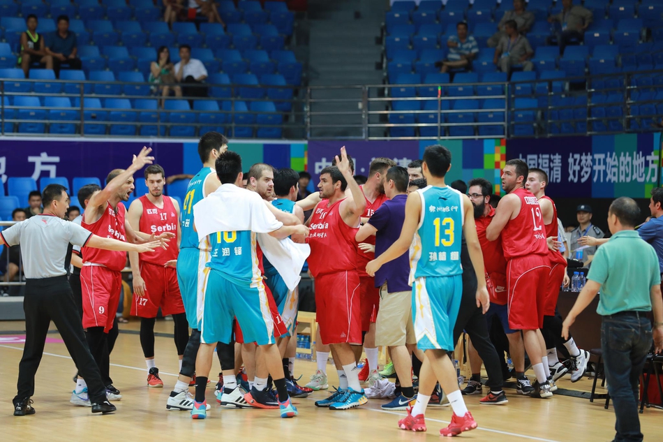 李江淮与队友击掌相庆，脸上洋溢着激情与自信，汗水在灯光下闪烁，仿佛在宣告王者归来。