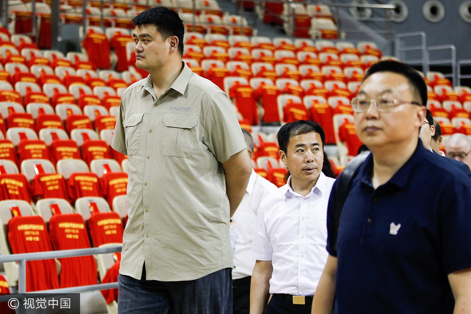 篮协主席姚明目光如炬，密切关注着场上年轻球员的一举一动，他的到来给首秀在即的小伙子们带来了无形的力量。