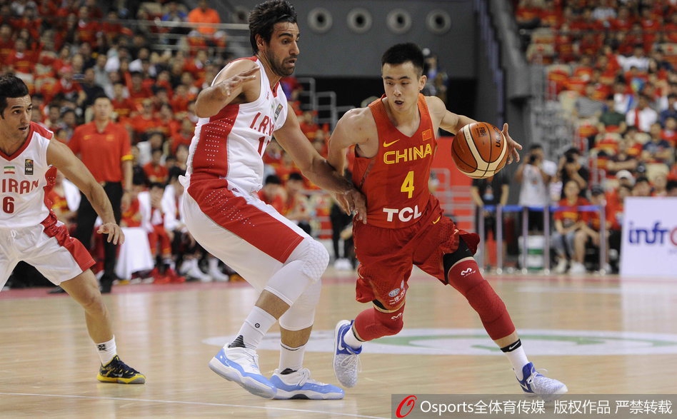 在大连体育中心，中国队替补席前的教练李楠眉头紧锁，他手持战术板正在场边大声呼喊部署，眼神中透露出对这支青年军的殷切期望与临场指挥的专注。