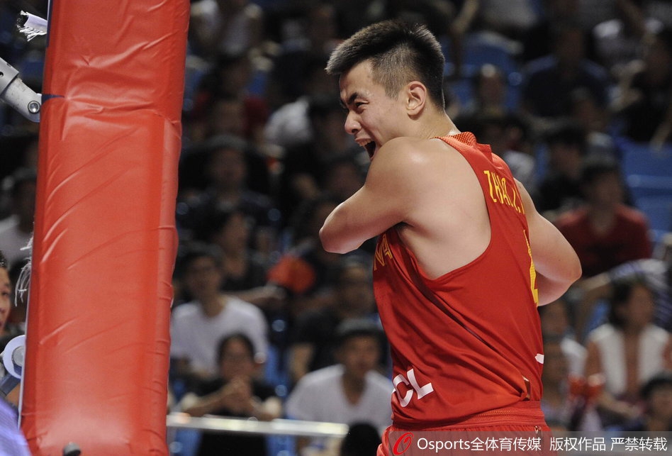 赵继伟在对方严密防守下高高跃起,试图以一记飘逸的上篮撕裂伊朗队的防线,眼神中充满了坚决与自信。