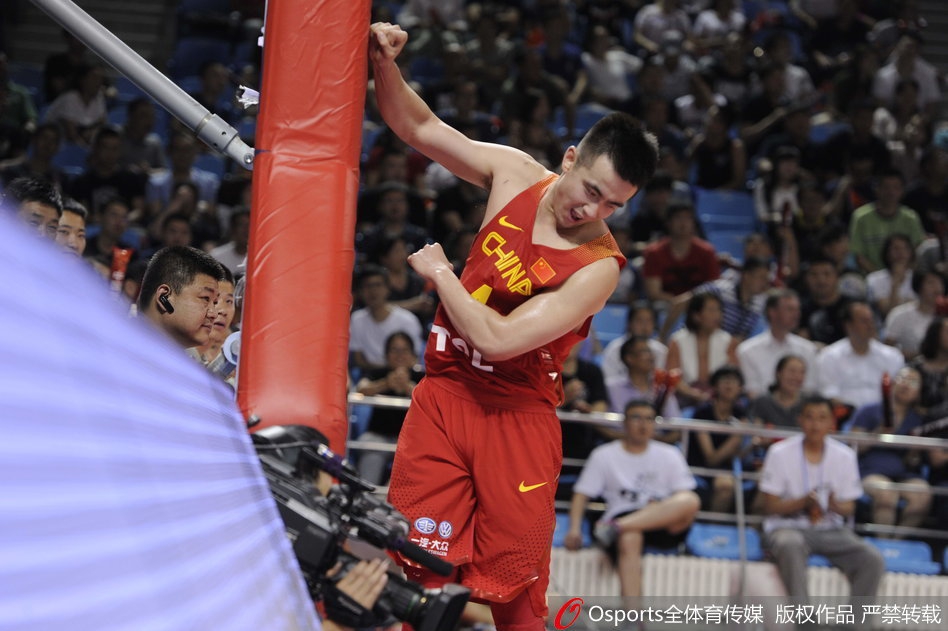 拳击之后,情绪仍未平复的赵继伟紧接着又抬起腿,狠狠地踢在护垫上,仿佛要将所有的懊恼与不甘都通过这一踢彻底释放。