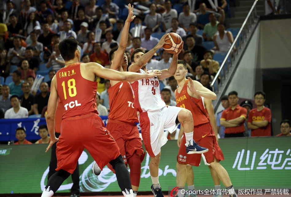 赵继伟面对伊朗高大后卫的贴身紧逼,冷静地运球穿过防线,他那洞察全局的双眼正在寻找着队友的跑动位置,准备送出致命一传。