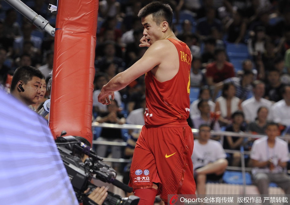 上篮动作在空中完成,赵继伟的身体与防守球员发生剧烈接触,他的面部肌肉紧绷,全部注意力都集中在指尖即将送出的篮球上。