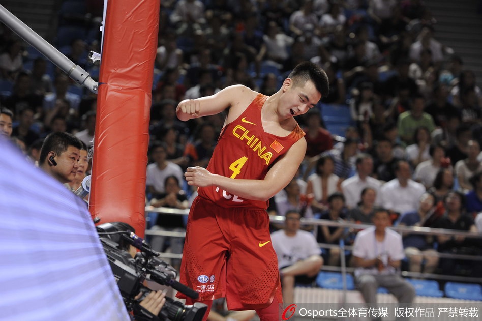 发泄过后,赵继伟迅速整理情绪,眼神重新变得专注而坚定,他拍了拍手,转身再次投入战斗,这一刻的自我激励成为他成长的注脚。