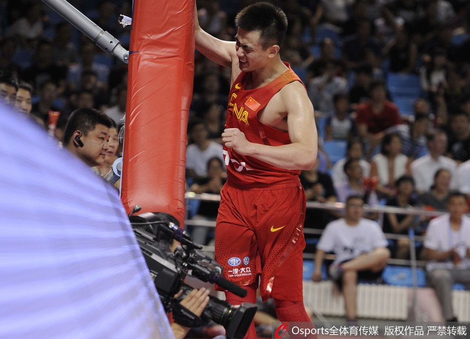 无法接受这次失手的赵继伟,落地后顺势冲向场边的篮球架,握紧右拳,用尽全力砸向了包裹立柱的厚实护垫。