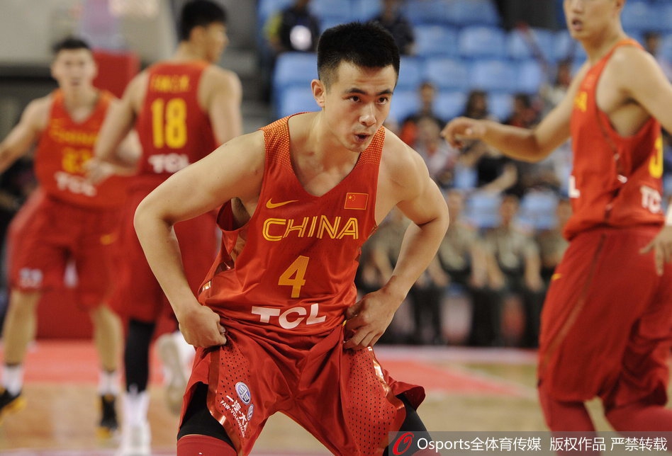 赵睿在比赛最后时刻持球突破,面对伊朗队的犯规战术,他稳稳地将球保护住,稚嫩的脸上写满了与年龄不符的冷静与果敢。