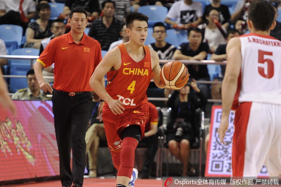 终场哨响,中国男篮红队的球员们激动地拥抱在一起,庆祝这场来之不易的逆转胜利。汗水与笑容交织,这是属于青春最动人的画面。