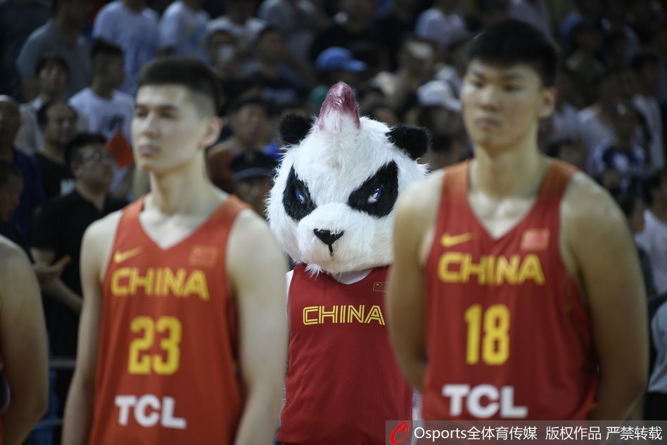 吉祥物在终场哨响后冲入场内，模仿球员庆祝胜利，它高举双臂指向天空，将喜悦传递给每一位观众。