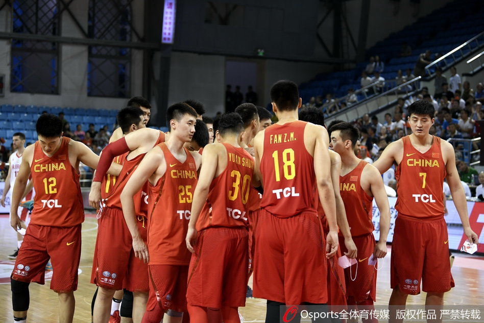 赛前热身时,中国男篮红队的小伙子们围成一圈,相互鼓劲,眼神中透露出誓要在主场拿下这场复仇之战的坚定与渴望。