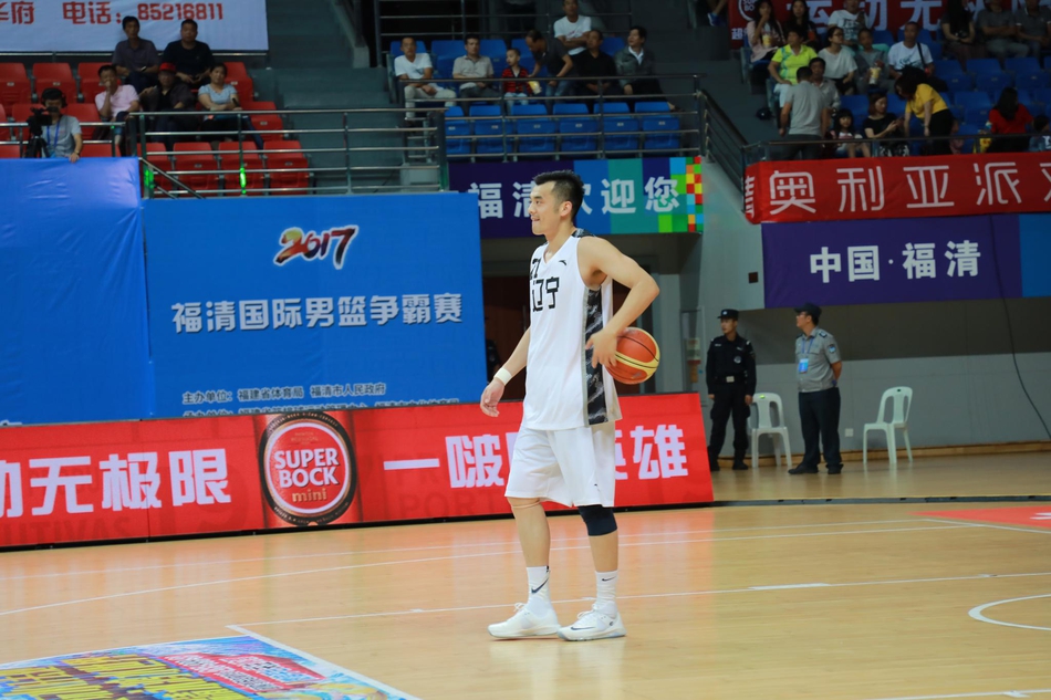 后场核心蝴蝶穿花，急停跳投美如画锁定胜局