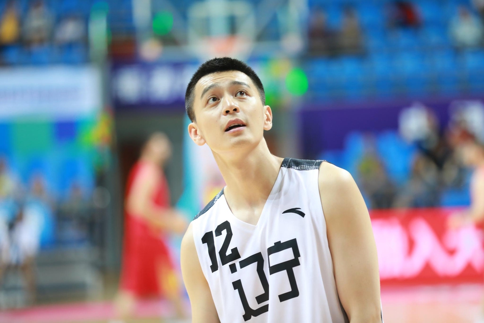 伊拉克队核心后卫在挡拆后突破防线，面对补防的球员，他冷静地采用欧洲步上篮，在空中巧妙闪躲后将球送入篮筐，动作行云流水